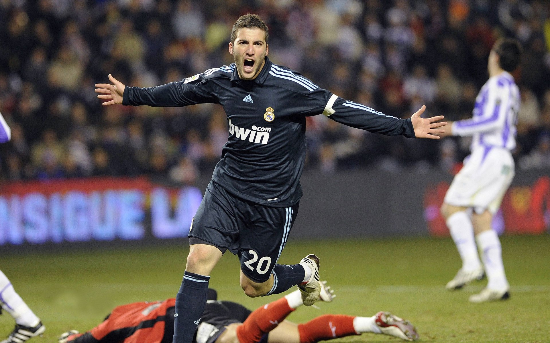 “2025世界运动会:短柄墙球赛场,选手们的战术大餐引发热议”